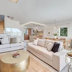 New Modern Townhouse In Apartment *