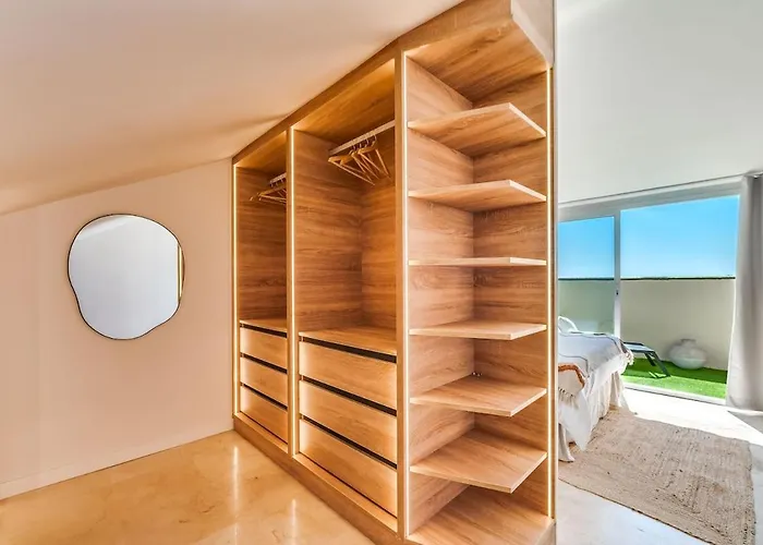 New Modern Townhouse In Apartment *